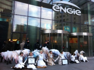 A flock of Climate Guardian Angels descended on Engie’s global head office during COP21 to call the transnational energy corporation to account for its reckless and self-serving approach to business